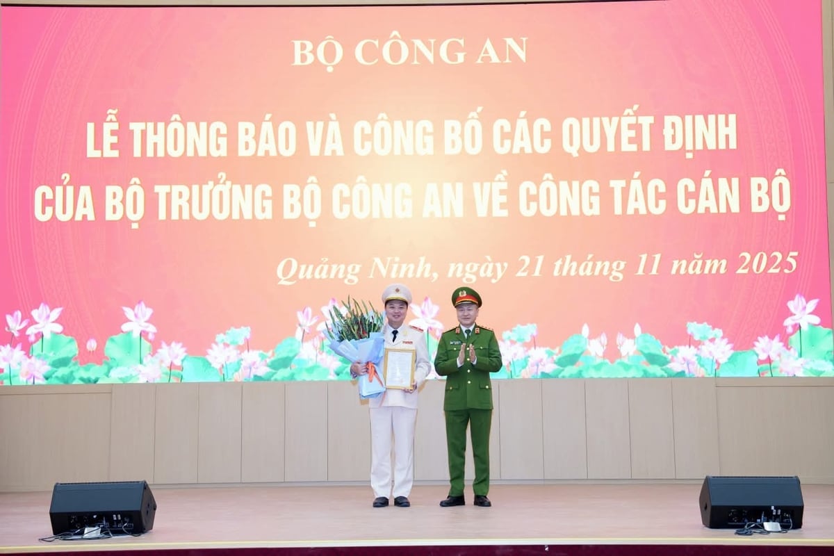 Thượng tướng Nguyễn Ngọc Lâm trao Quyết định của Bộ Công an về việc điều động Thiếu tướng Nguyễn Tiến Trung, Giám đốc Công an tỉnh Lạng Sơn giữ chức vụ Giám đốc Công an tỉnh Quảng Ninh. Ảnh: Công an Quảng Ninh. 