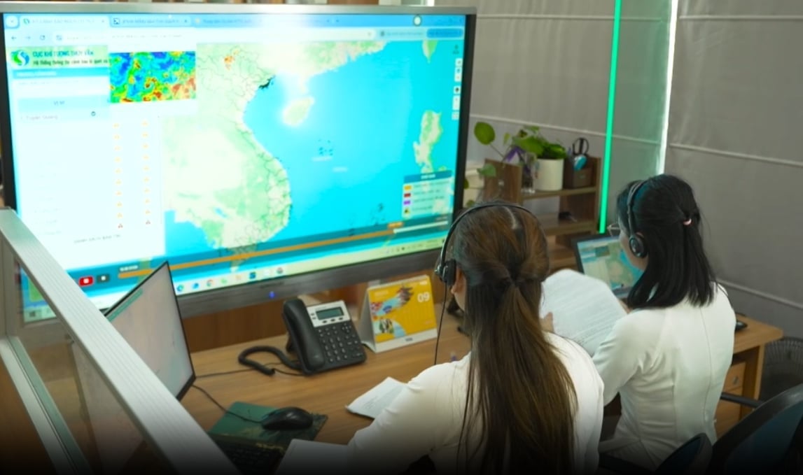 Người dân có thể gặp tổng đài viên để tra cứu thông tin dự báo thời tiết, thủy văn trên phạm vi cả nước. Ảnh: Cục Khí tượng thủy văn.