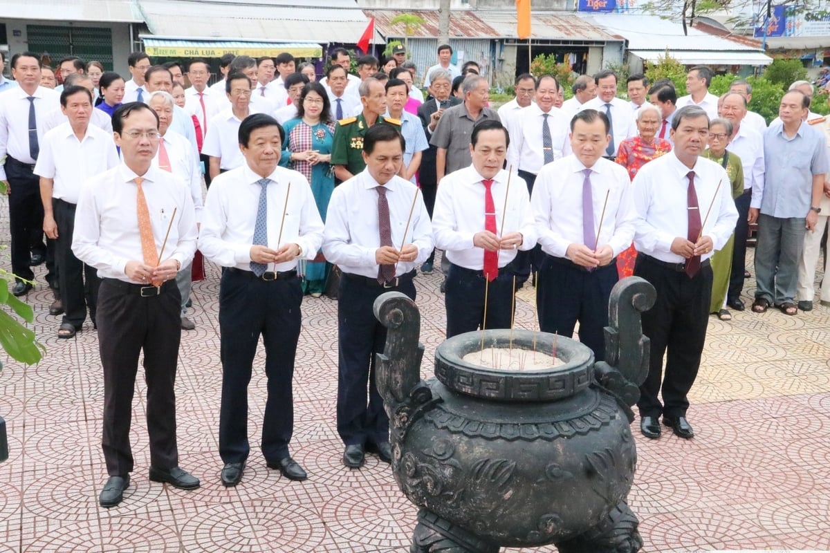 Lãnh đạo và nguyên lãnh đạo tỉnh dâng hương tưởng niệm tại Khu lưu niệm cố Thủ tướng Võ Văn Kiệt. Ảnh: Hồ Thảo.