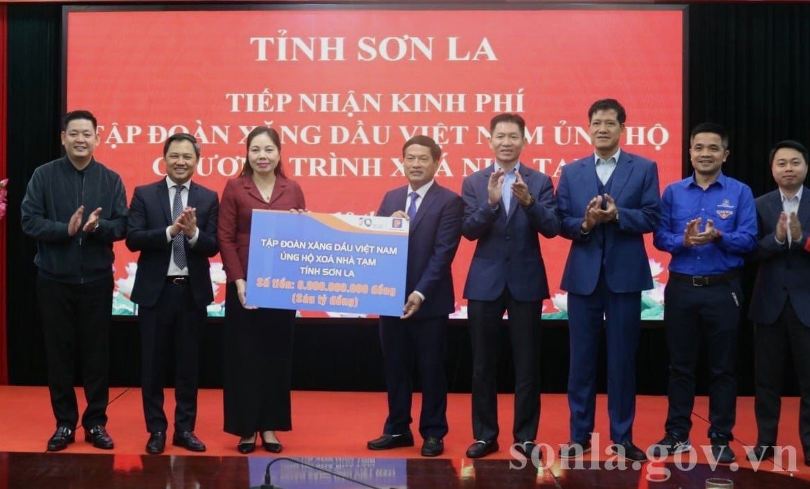 Petrolimex ủng hộ 6 tỷ đồng xoá nhà tạm thông qua Uỷ ban MTTQ tỉnh Sơn La. Ảnh: sonla.gov.vn.