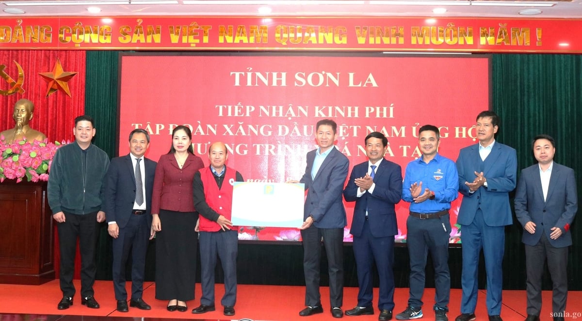 Petrolimex trao 600 bình lọc nước sạch tặng 600 hộ dân trên địa bàn tỉnh Sơn La. Ảnh: sonla.gov.vn.