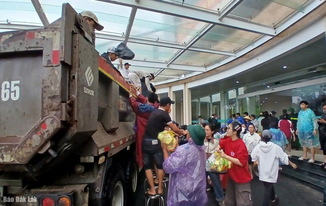 Phân bổ gần 36.000 suất hàng cứu trợ đến người dân vùng lũ