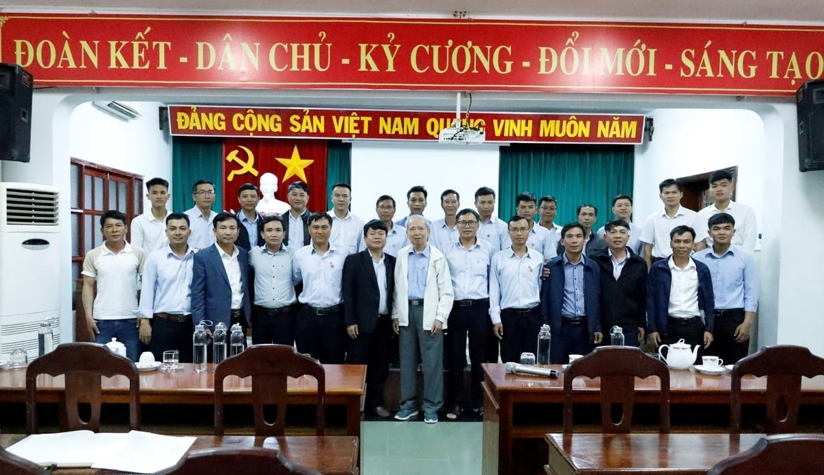 Các đại biểu chụp ảnh lưu niệm. Ảnh: Mai Đan.