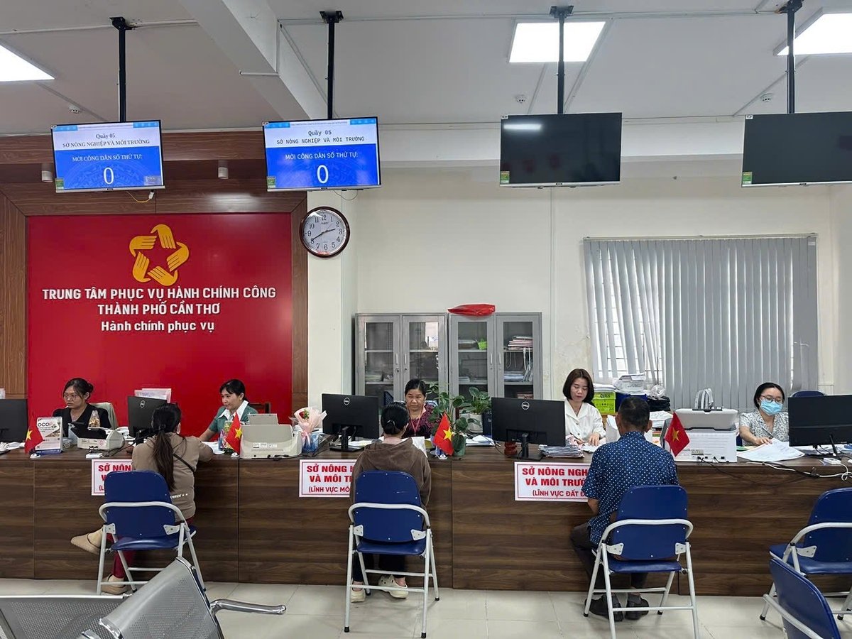 Can Tho está acelerando a reforma dos procedimentos administrativos, a transformação digital nos setores agrícola e ambiental, e melhorando a satisfação das pessoas e das empresas. Foto: Le Hung. Cần Thơ đang tăng tốc cải cách thủ tục hành chính, chuyển đổi số lĩnh vực nông nghiệp và môi trường, nâng cao sự hài lòng của người dân, doanh nghiệp. Ảnh: Lê Hùng.