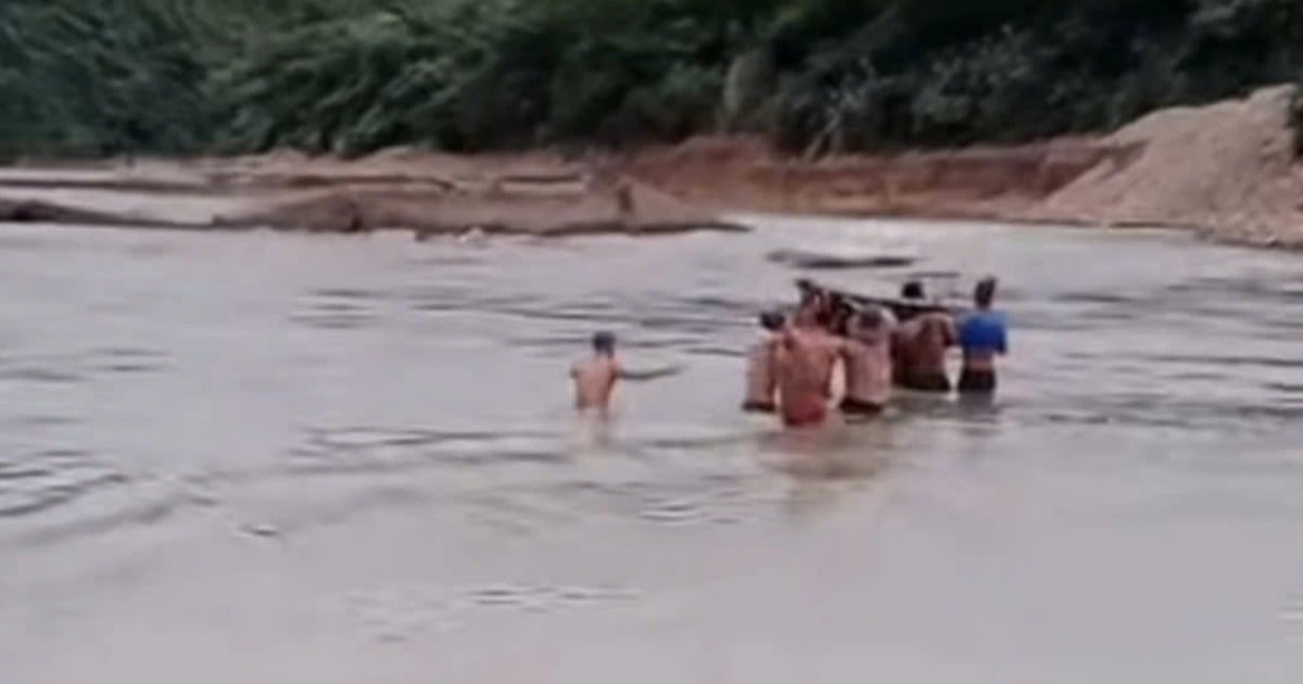 Vượt lũ dữ, sản phụ ở Quảng Trị sinh con trên xe cứu thương