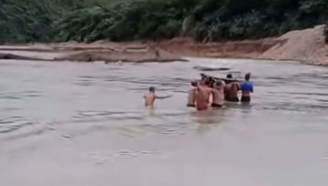 Bất ngờ chuyển dạ, sản phụ được khiêng vượt qua khe suối đến bệnh viện - Ảnh 1.