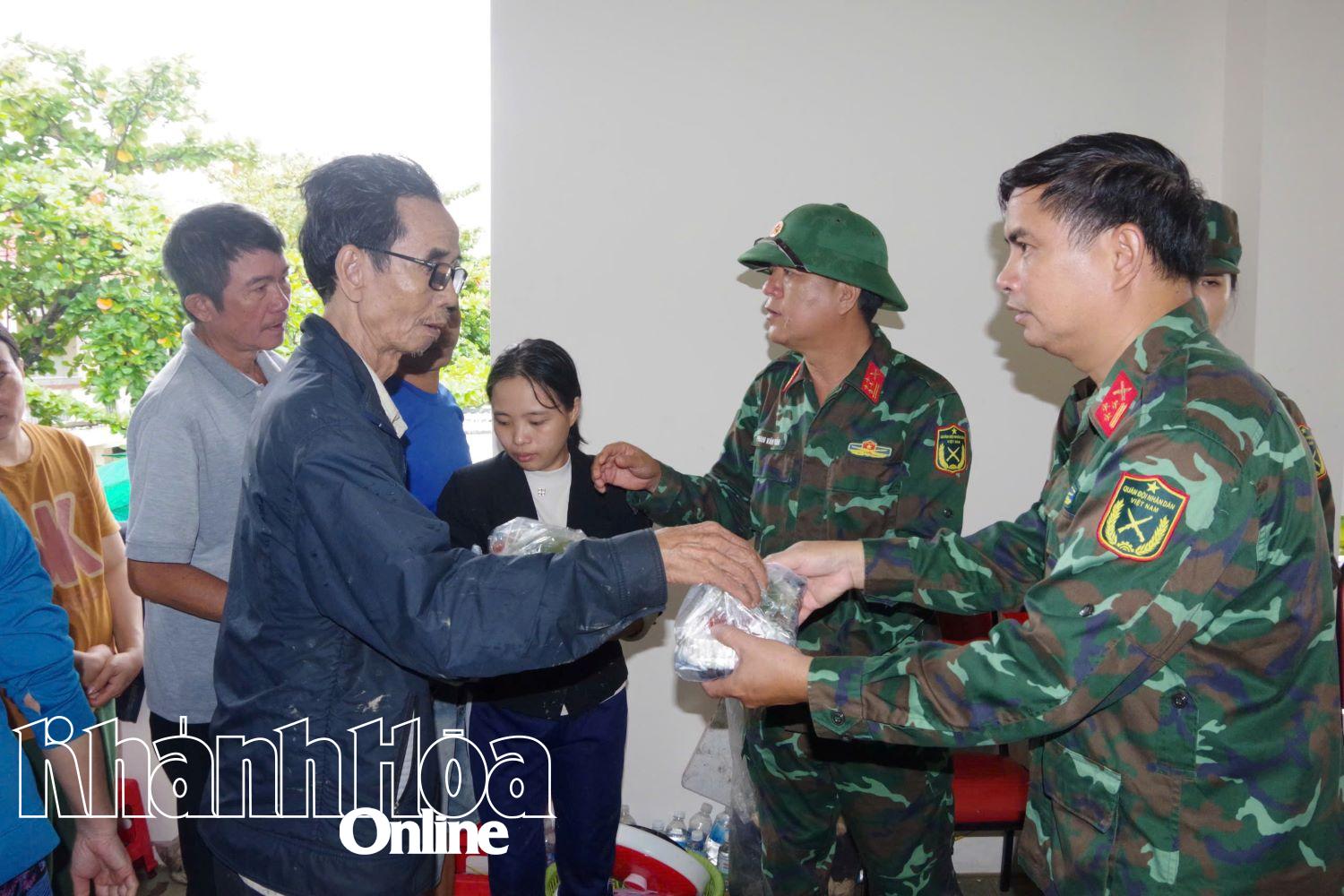 Sư đoàn Bộ binh 305 hỗ trợ người dân vùng lũ