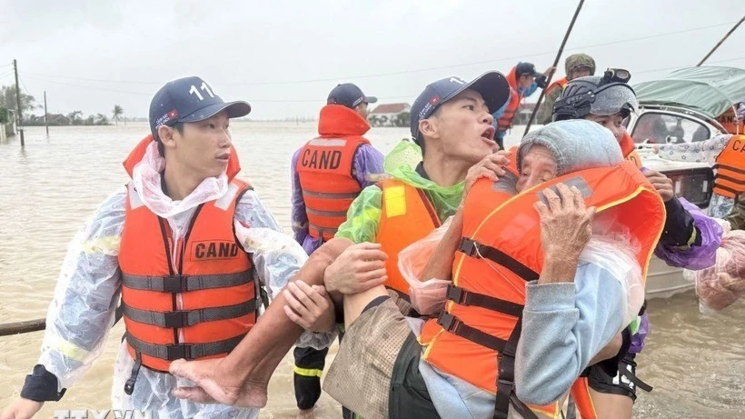 Đắk Lắk tập trung mọi nguồn lực ứng cứu người dân vùng lũ