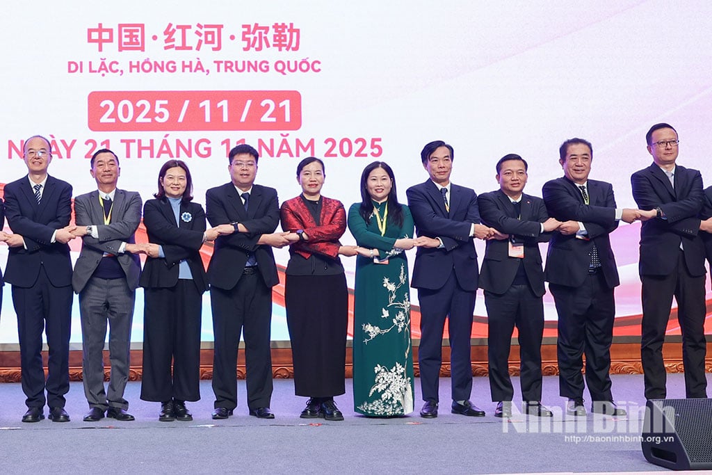 ผู้นำชุมชนลุ่มน้ำแดงถ่ายภาพเป็นที่ระลึกในพิธีปิด