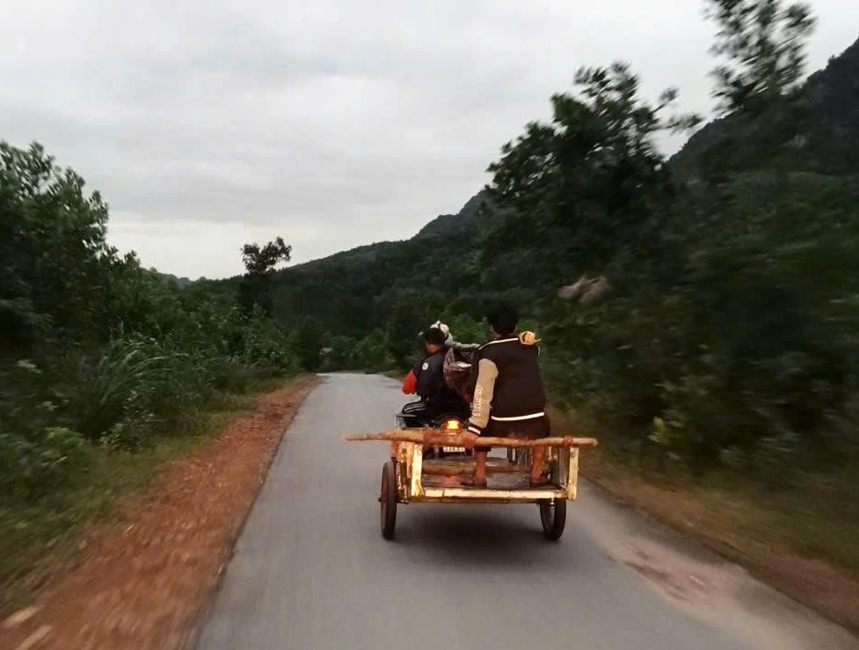 På grund av vägskador kan endast de första 5 km från Cat Village till riksvägen köras med motorcykel med en hängmatta för att bära den gravida kvinnan till sjukhuset - Foto: Medarbetare