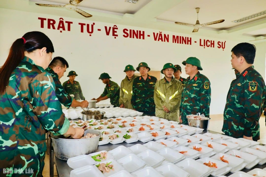 Bếp cơm quân dân sưởi ấm tình người vùng lũ