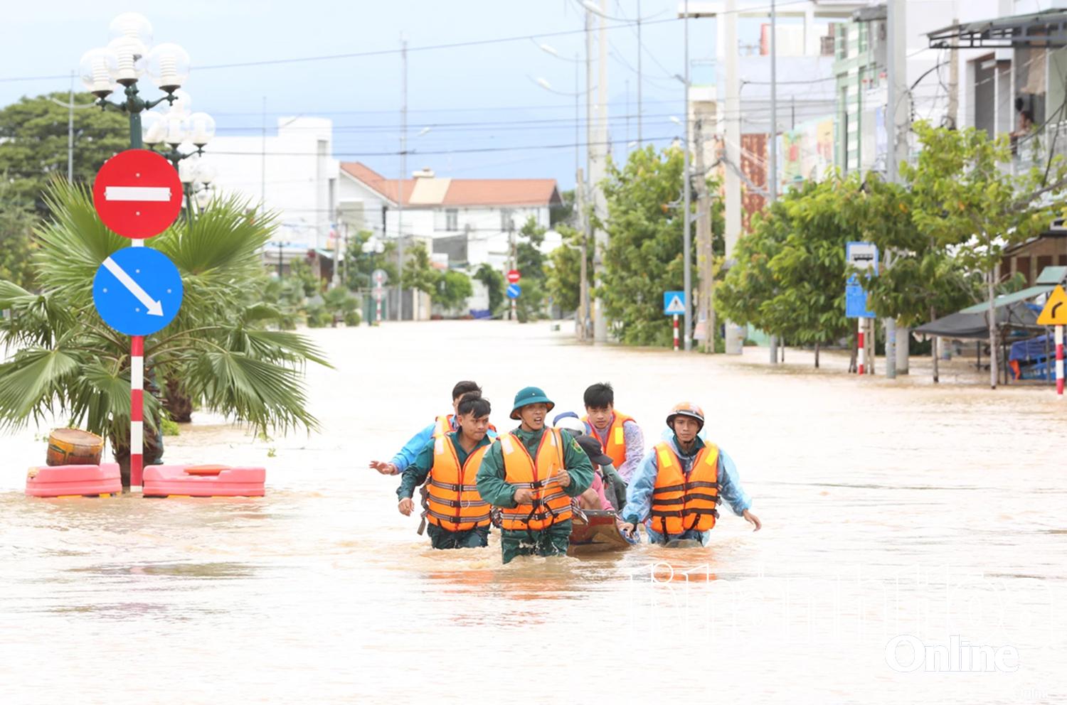 Đi về phía Nhân dân