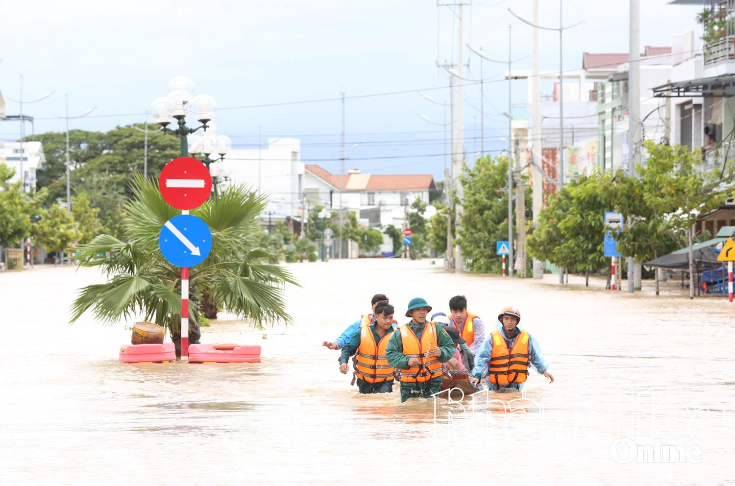 Οι αρχές διασώζουν ανθρώπους στο χωριό Φου Καν.