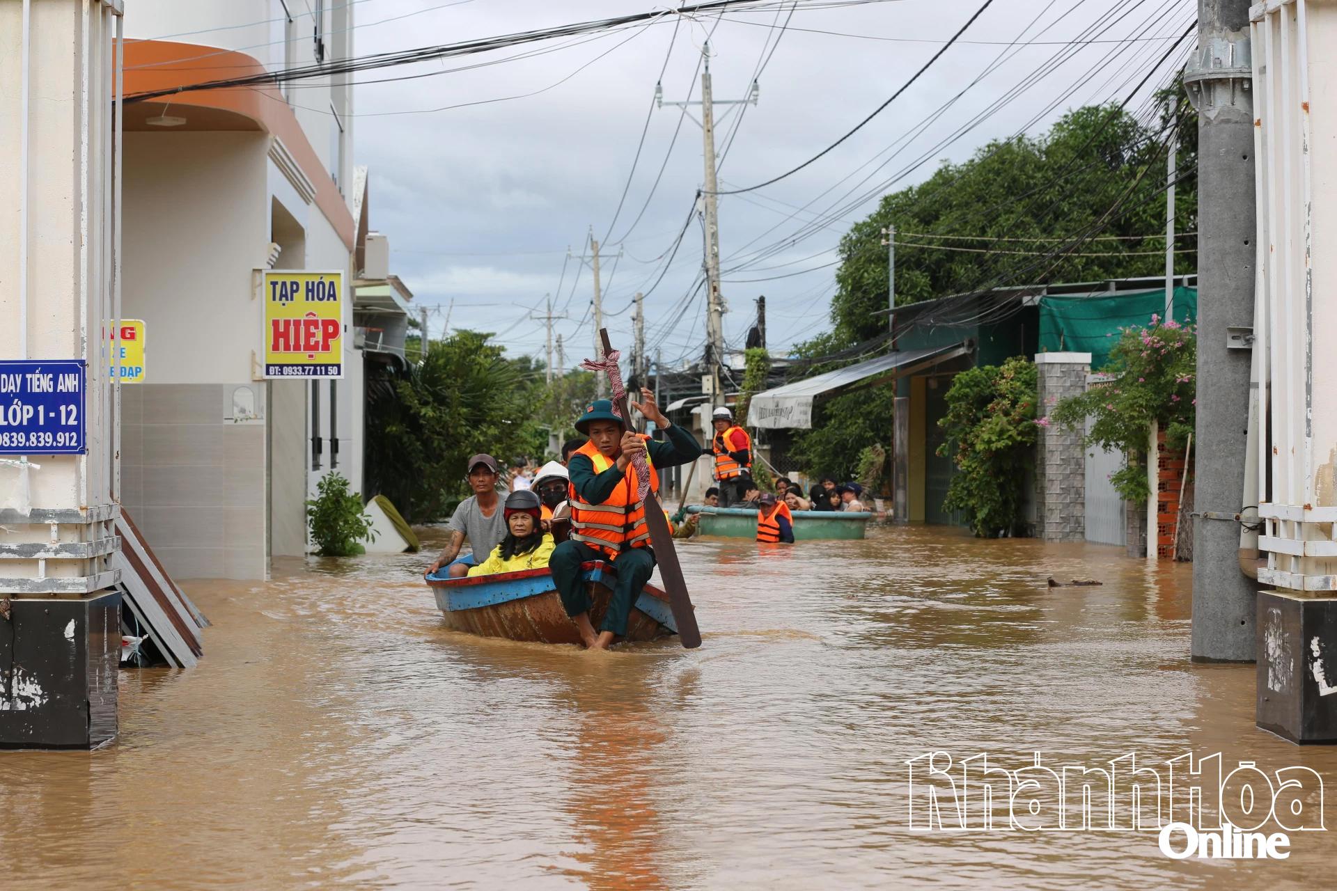 Οι αρχές διασώζουν ανθρώπους στο χωριό Φου Καν.