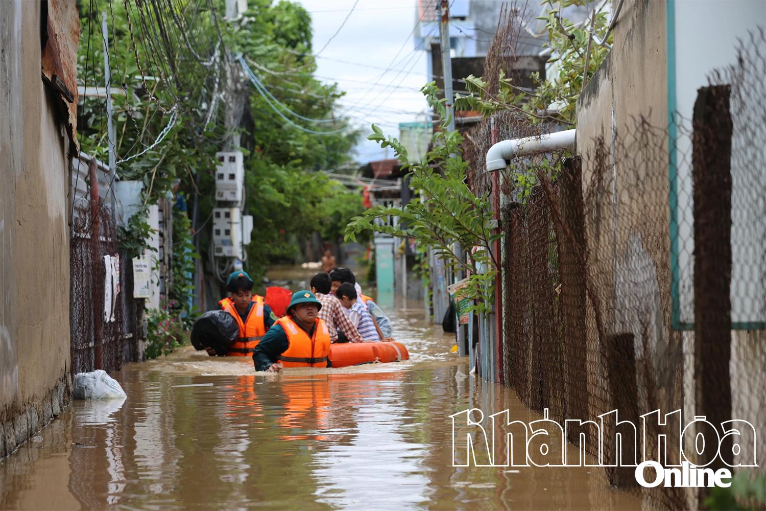 Οι αρχές διασώζουν ανθρώπους στο χωριό Φου Καν.