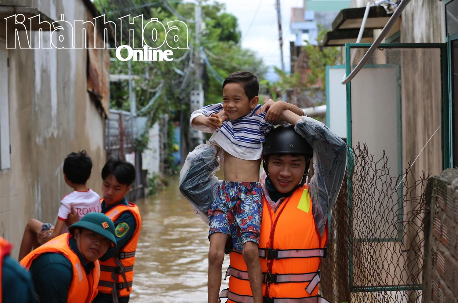 Η χαρά ενός παιδιού και οι λειτουργικές δυνάμεις του θαλάμου Μπάο Αν όταν βγήκαν από την πλημμυρισμένη περιοχή.