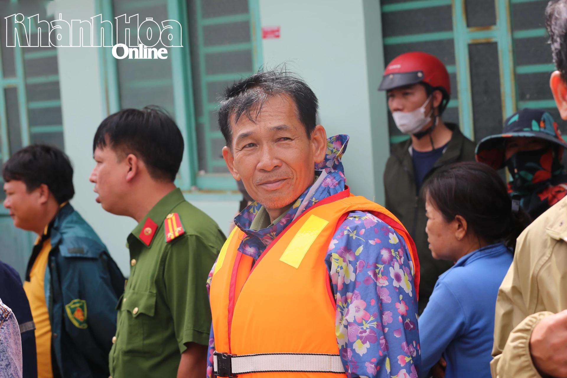 Ο κ. Nguyen Hoang Viet έσωσε σιωπηλά πολλούς ανθρώπους από την πλημμύρα.