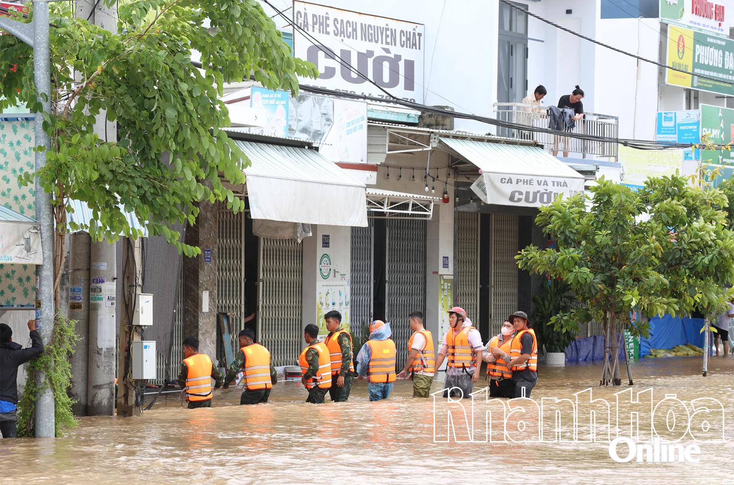 Στρατιώτες των ειδικών δυνάμεων τυλιγμένοι σε σχοινιά μπήκαν σε μικρά σοκάκια για να σώσουν ανθρώπους.