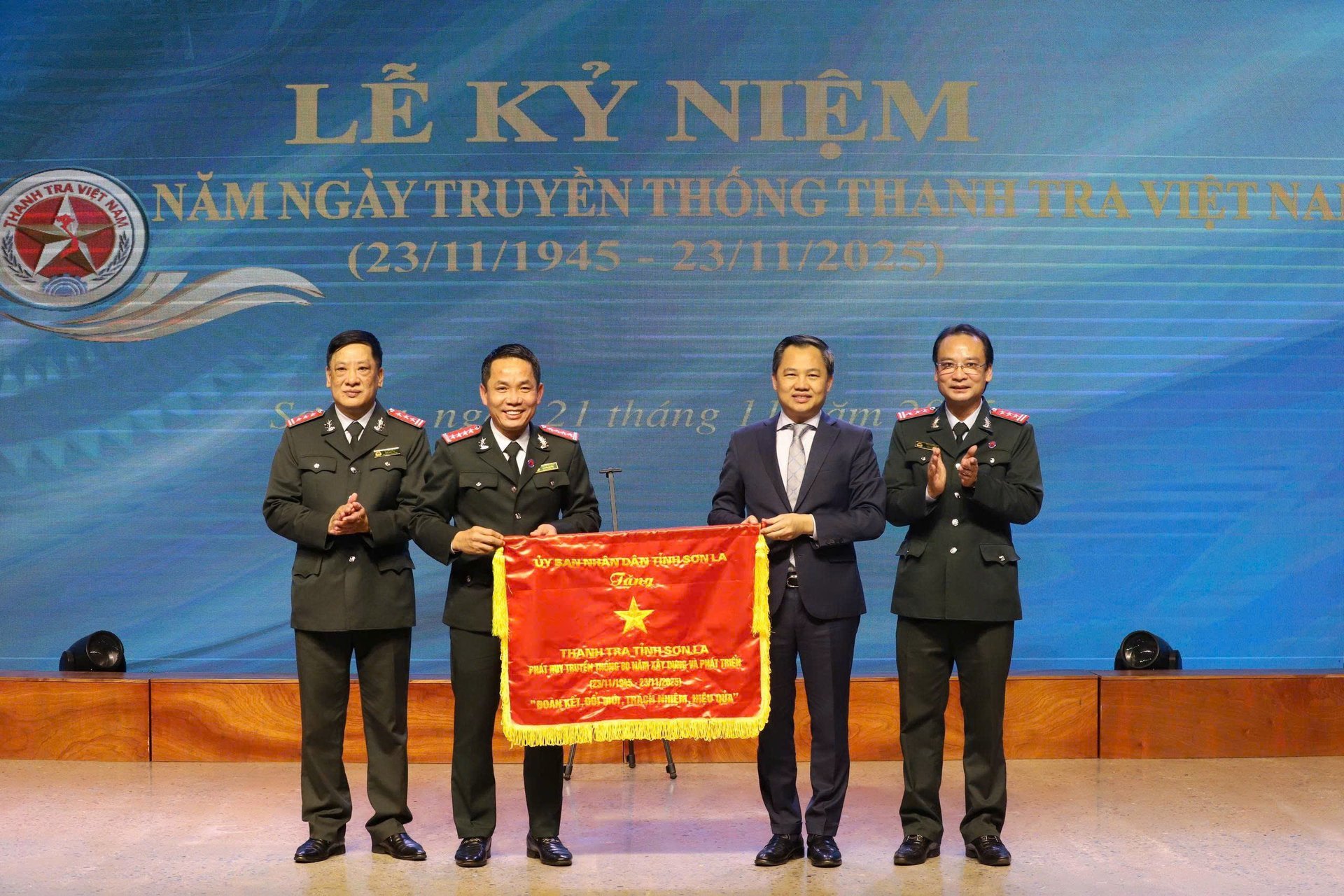 Bapak Nguyen Dinh Viet, Ketua Komite Rakyat Provinsi, menyerahkan spanduk dari Komite Rakyat Provinsi kepada Inspektorat Provinsi Son La. Foto: Nguyen Nga. Ông Nguyễn Đình Việt, Chủ tịch UBND tỉnh trao bức trướng của UBND tỉnh cho Thanh tra tỉnh Sơn La. Ảnh: Nguyễn Nga.