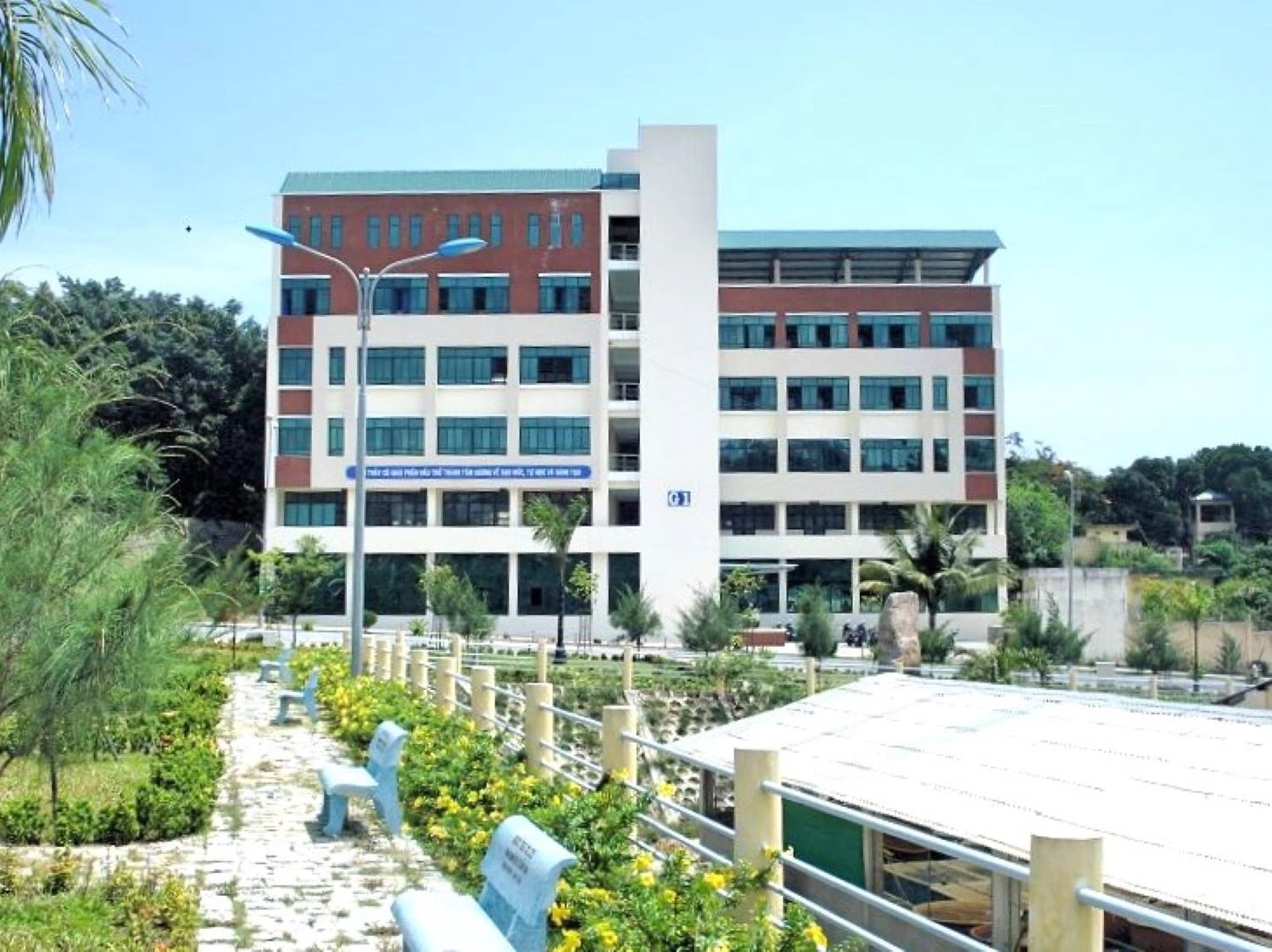 Trường Đại học Nha Trang bố trí chỗ ở, sửa chữa miễn phí thiết bị hư hỏng do mưa lũ