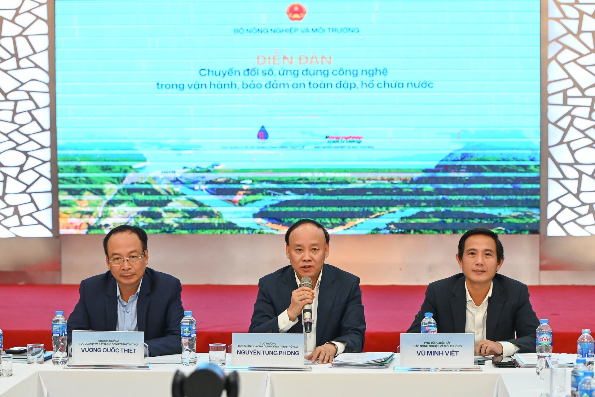 Lãnh đạo Cục Quản lý và Xây dựng công trình thủy lợi và Phó Tổng Biên tập Báo Nông nghiệp và Môi trường chủ trì phiên thảo luận trong khuôn khổ Diễn đàn.