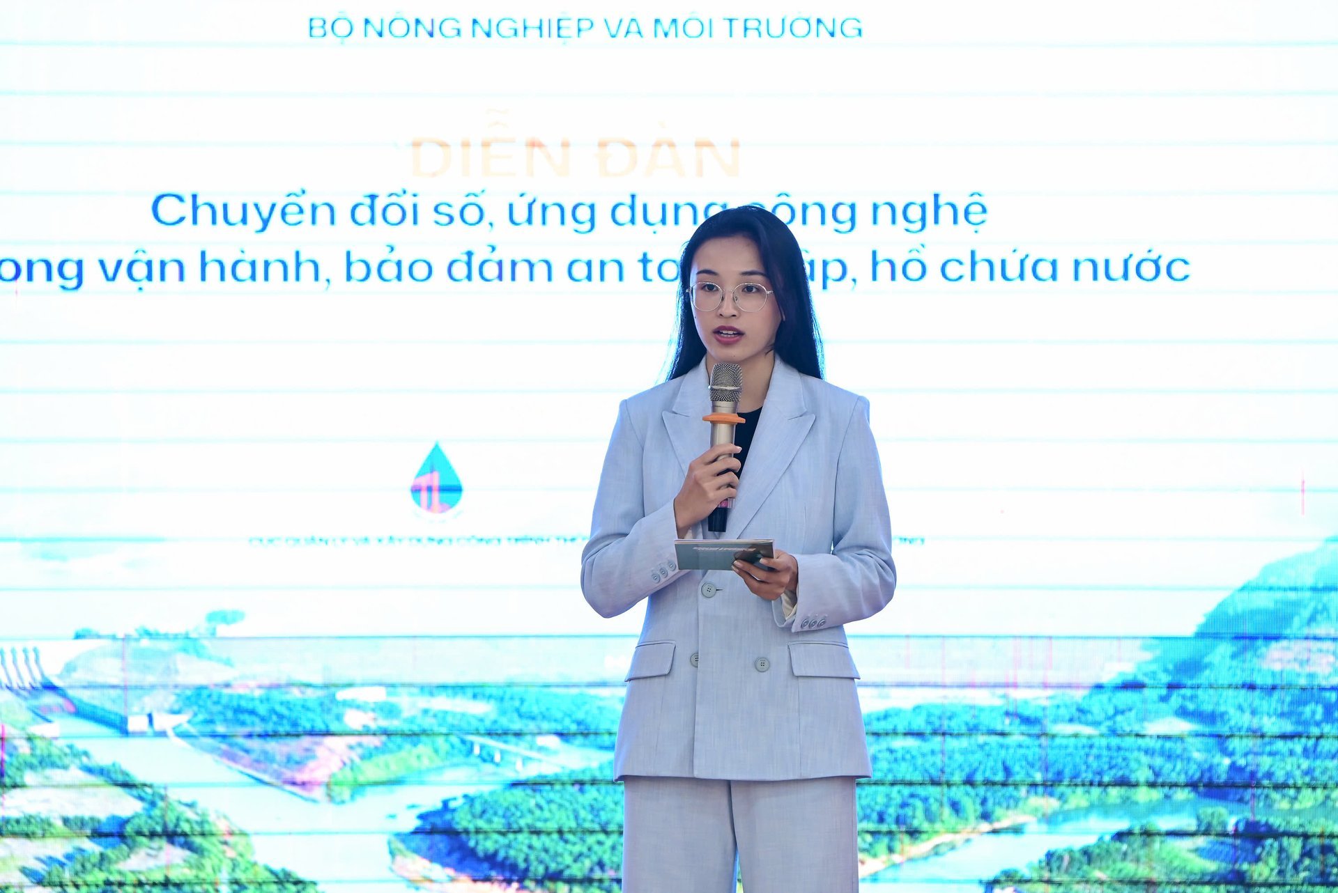 Diễn đàn 'Chuyển đổi số, ứng dụng công nghệ trong vận hành, bảo đảm an toàn đập, hồ chứa nước' được tổ chức tại Hà Nội, theo hình thức trực tiếp kết hợp trực tuyến, chiều 21/11.