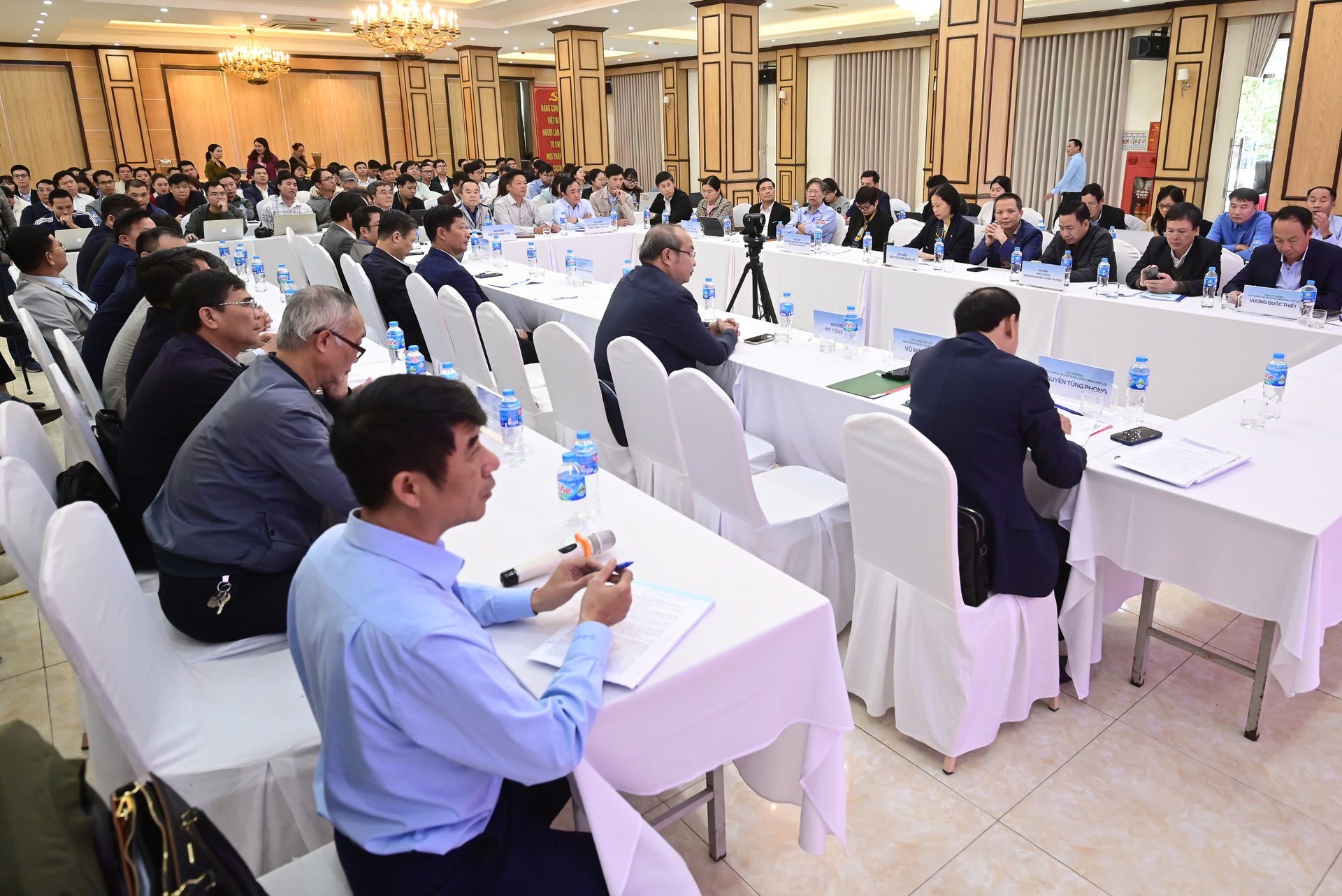 Rất đông đại biểu, diễn giả, phóng viên các cơ quan báo chí có mặt tại đầu cầu trực tiếp của Diễn đàn 'Chuyển đổi số, ứng dụng công nghệ trong vận hành, bảo đảm an toàn đập, hồ chứa nước', chiều 21/11.