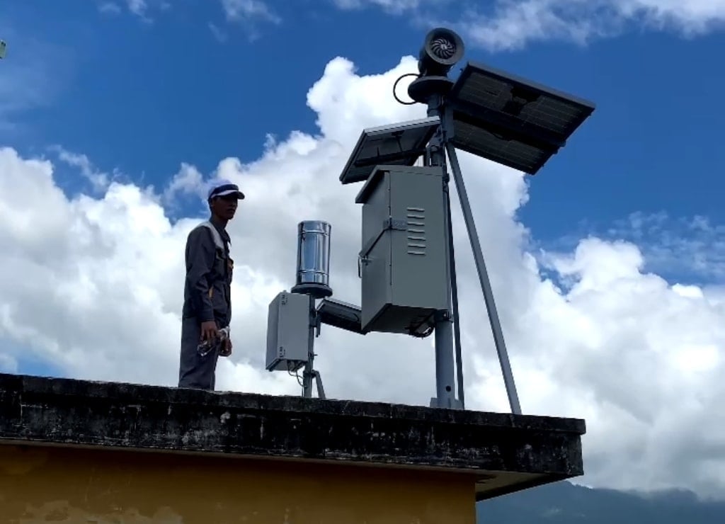 Nhân viên Công ty CP Tư vấn và phát triển kỹ thuật tài nguyên nước (WATEC) đang kiểm tra trạm đo mưa tự động và trạm cảnh báo mưa vượt ngưỡng. Ảnh: Lan Anh.Nhân viên Công ty CP Tư vấn và phát triển kỹ thuật tài nguyên nước (WATEC) đang kiểm tra trạm đo mưa tự động và trạm cảnh báo mưa vượt ngưỡng. Ảnh: Lan Anh.