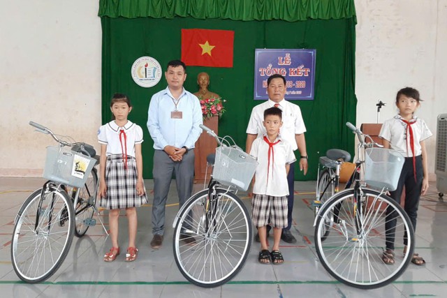 Thầy giáo hơn 14 năm 'tiếp sức đường dài' cho học trò vùng biên - Ảnh 3.