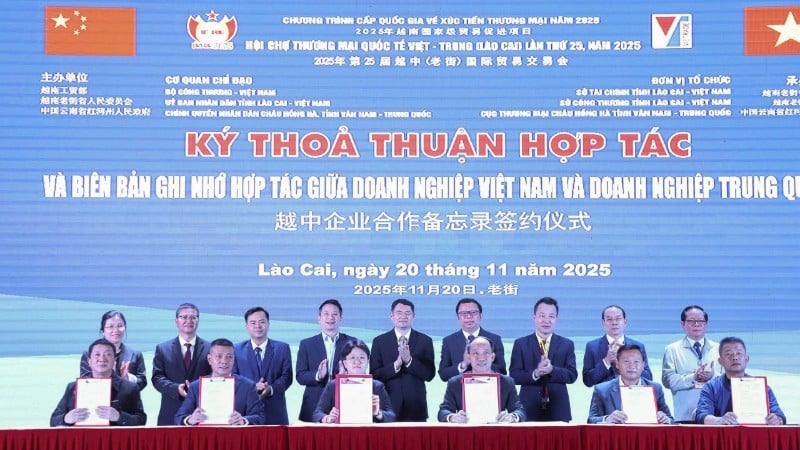 ສອງ​ວິ​ສາ​ຫະ​ກິດ​ໄດ້​ເຊັນ​ສັນ​ຍາ​ການ​ຮ່ວມ​ມື.