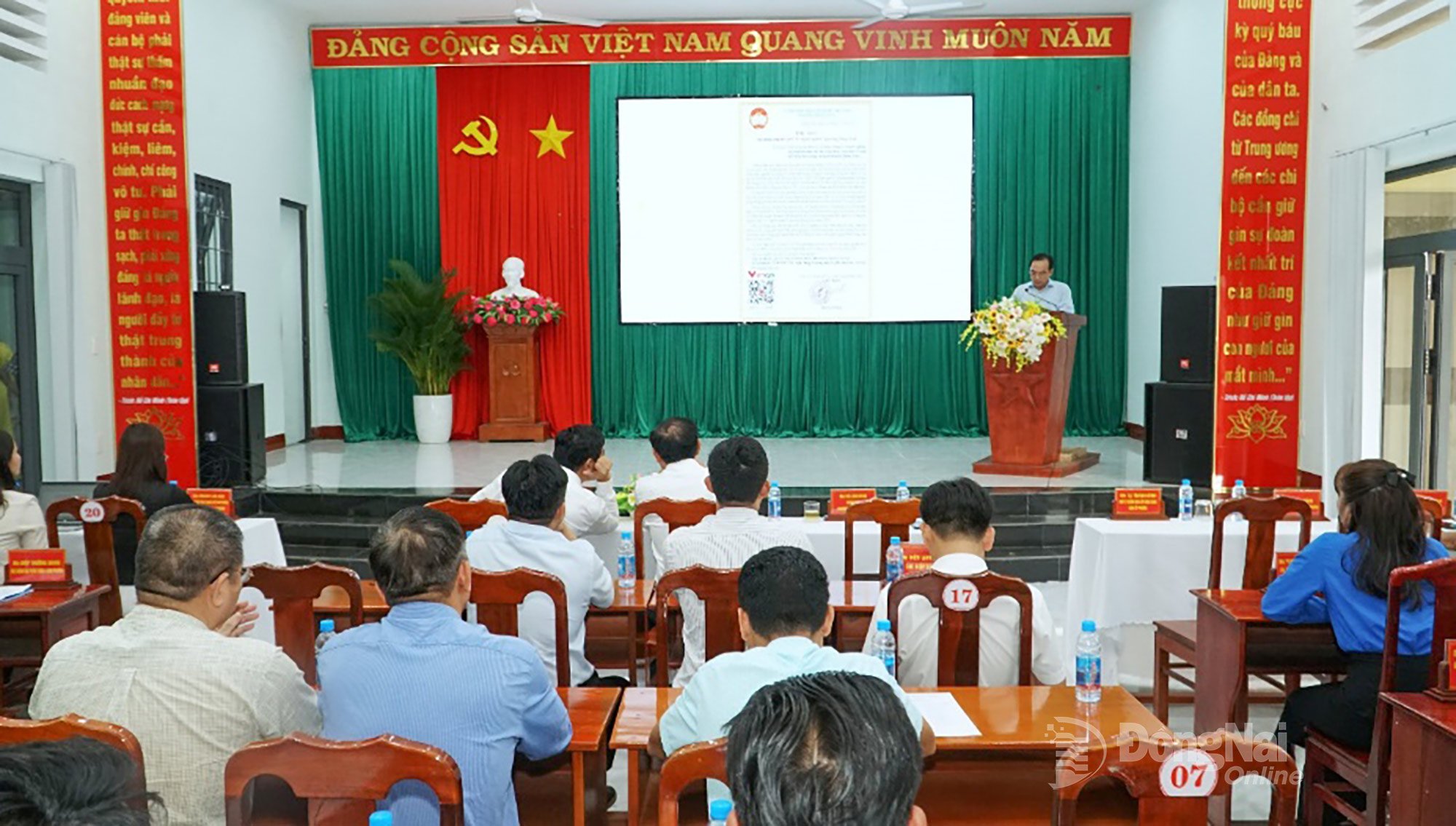 นายบุ่ย อันห์ ควาย สมาชิกคณะกรรมการประจำพรรค และประธานคณะกรรมการแนวร่วมปิตุภูมิเวียดนาม เขตดงโซ่ย ได้ริเริ่มการรณรงค์เพื่อขอรับการสนับสนุนกองทุนเพื่อคนยากจน ภาพโดย: มินห์ ชี  