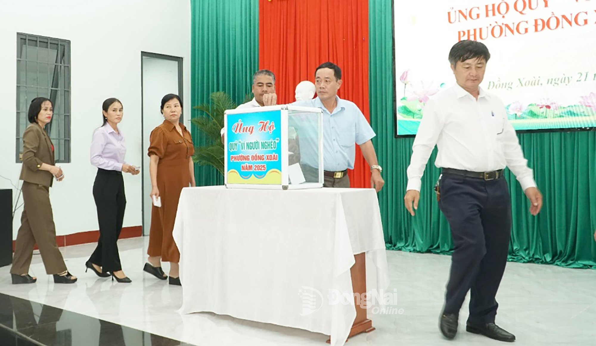 ตัวแทนจากหน่วยงาน หน่วยงาน ธุรกิจ และผู้มีอุปการคุณ ร่วมบริจาคเงินเข้ากองทุน ภาพโดย: มินห์ ชี