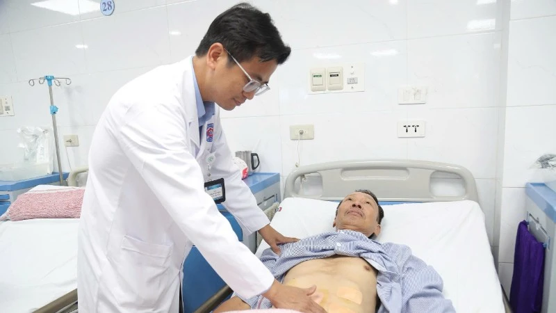 Người đàn ông phải cắt toàn bộ dạ dày điều trị ung thư vì thói quen uống quá nhiều rượu