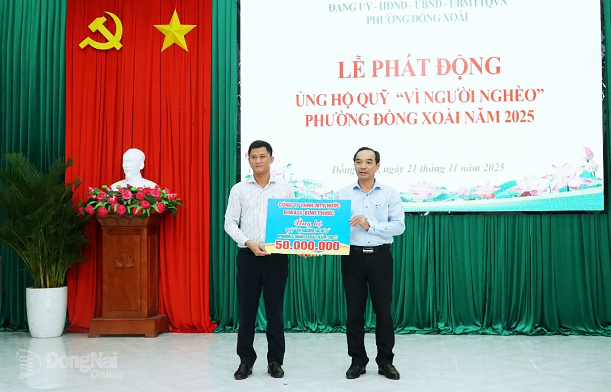 ตัวแทนจากหน่วยงาน หน่วยงาน ธุรกิจ และผู้บริจาค ร่วมบริจาคเงินเข้ากองทุน ภาพ: มินห์ ชี 