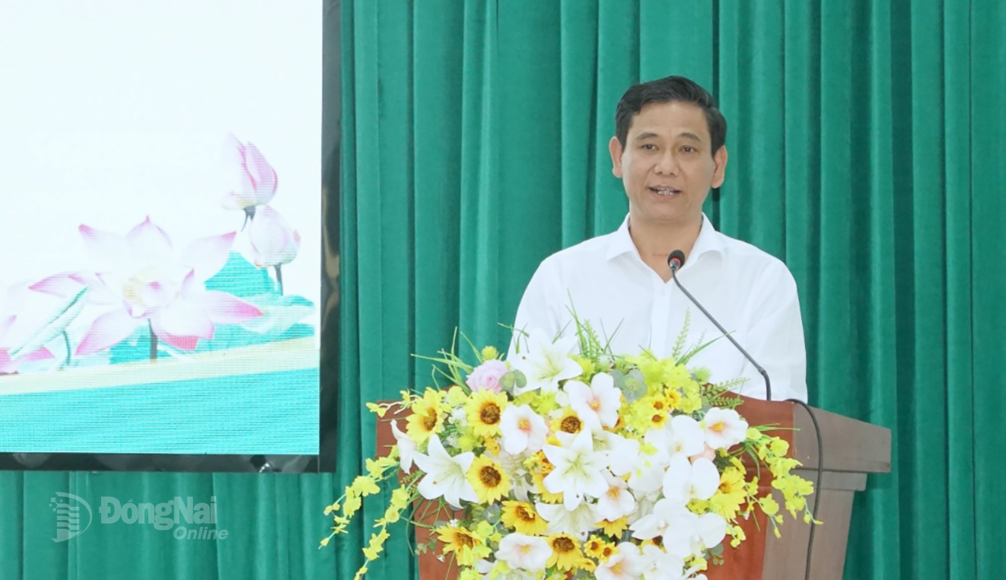 นายเดือง หว้าย ผา รองเลขาธิการคณะกรรมการพรรค ประธานคณะกรรมการประชาชนแขวงดงเซี่ยวย กล่าวในพิธี ภาพโดย มินห์ ชี