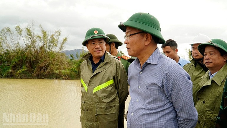 El viceprimer ministro Le Thanh Long inspeccionó las zonas inundadas. ndo_bl_a2-5823.jpg