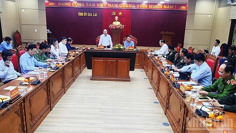 Escena de la sesión de trabajo del Viceprimer Ministro con el Comité Provincial del Partido de Gia Lai. ndo_br_a4-8527.jpg