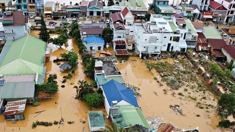 Bảo đảm nguồn cung hàng hóa thiết yếu tại các vùng đang bị cô lập do mưa lũ