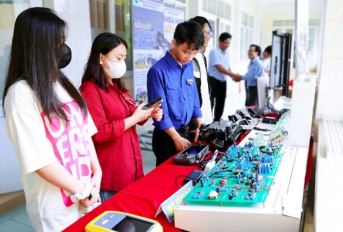 Khuyến khích doanh nghiệp đầu tư nghiên cứu, đổi mới công nghệ, chuyển đổi số. Ảnh: Báo Vĩnh Long.