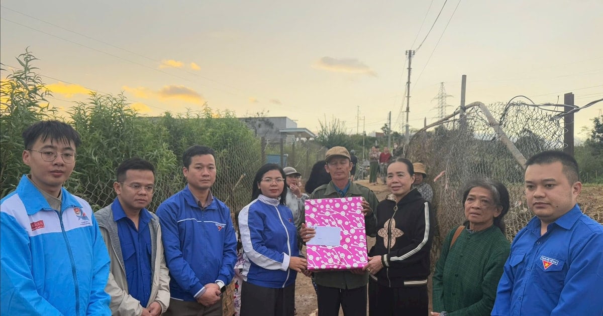 Thường trực Tỉnh đoàn Lâm Đồng thăm hỏi các gia đình bị thiệt hại do bão lũ tại Đức Trọng