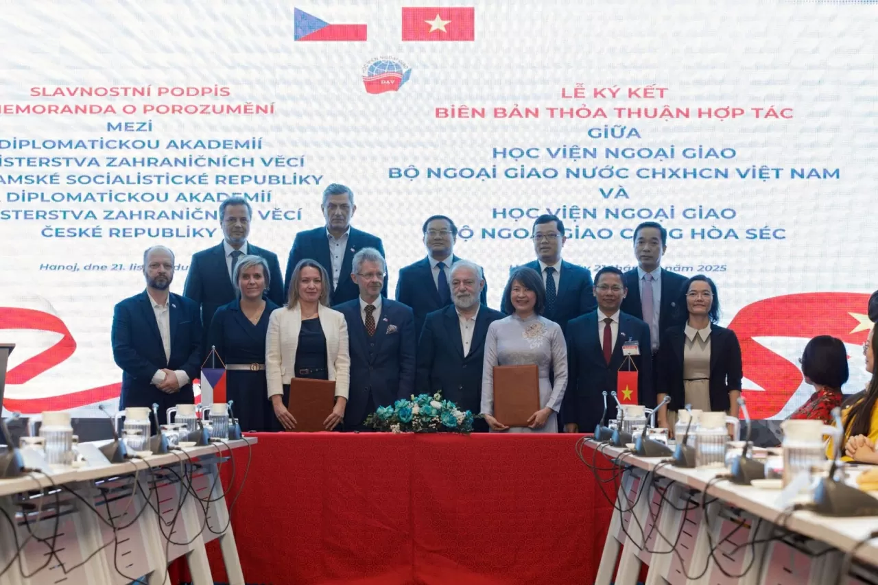(Zdroj: Diplomatická akademie) (Nguồn: Học viện Ngoại giao)