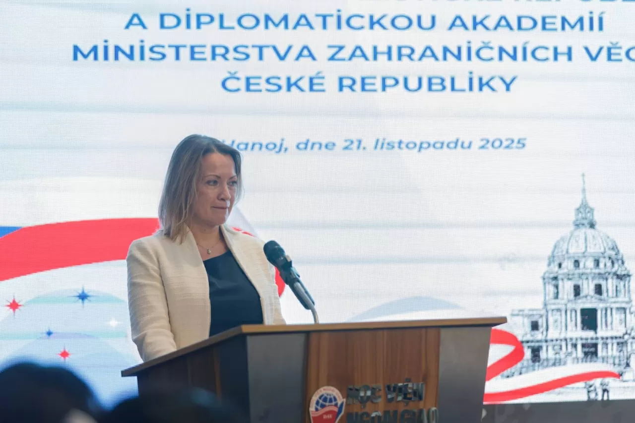 (Zdroj: Diplomatická akademie) (Nguồn: Học viện Ngoại giao)