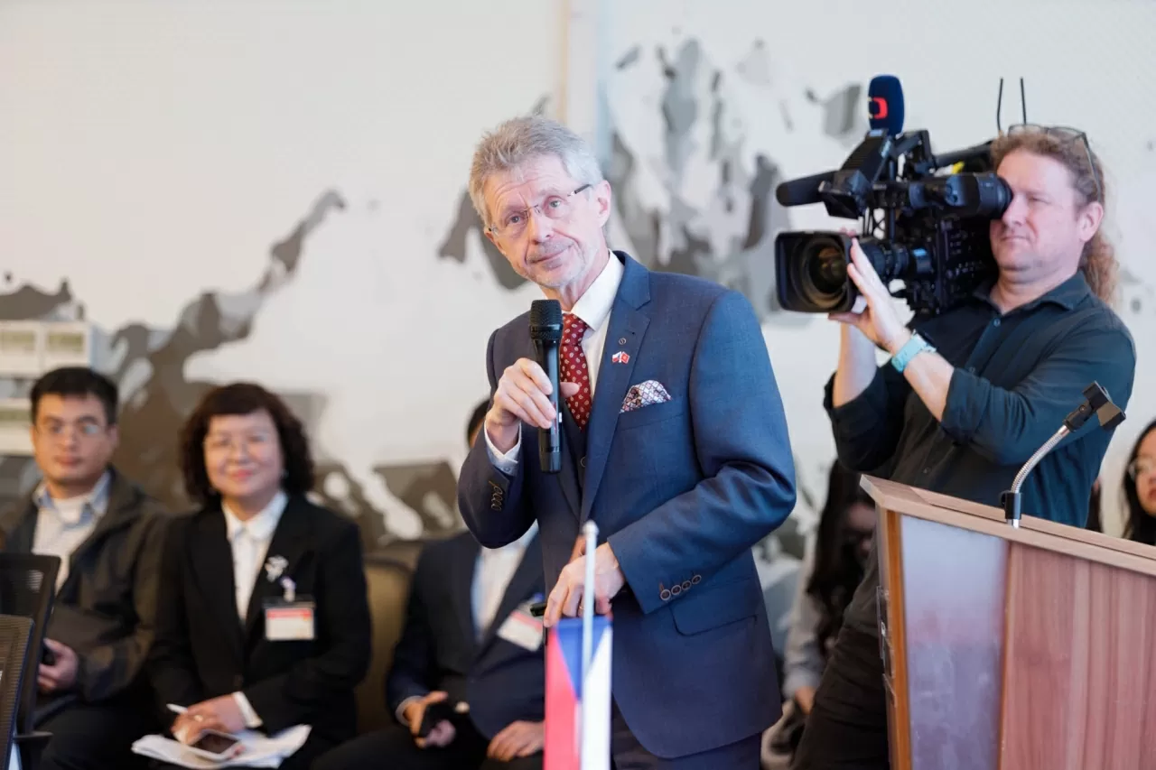 (Zdroj: Diplomatická akademie) (Nguồn: Học viện Ngoại giao)