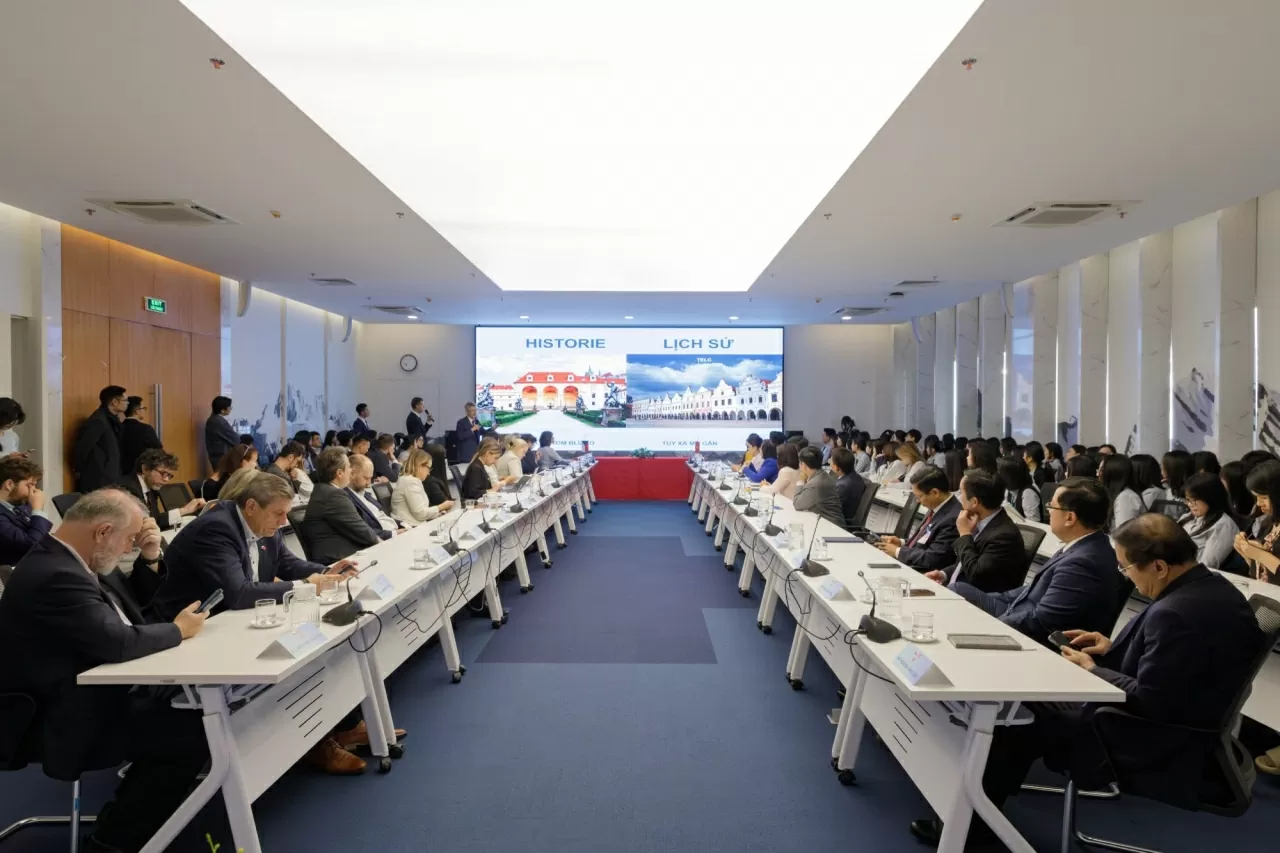 (Zdroj: Diplomatická akademie) (Nguồn: Học viện Ngoại giao)