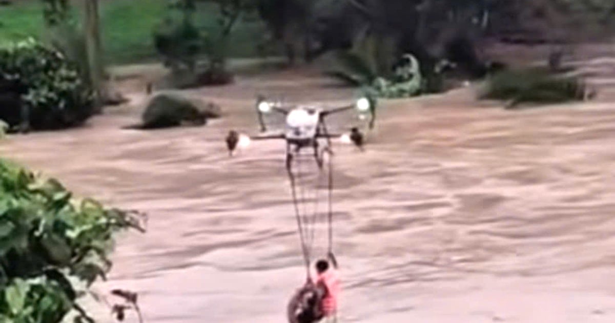 Máy bay không người lái hỗ trợ cứu hộ trong lũ dữ