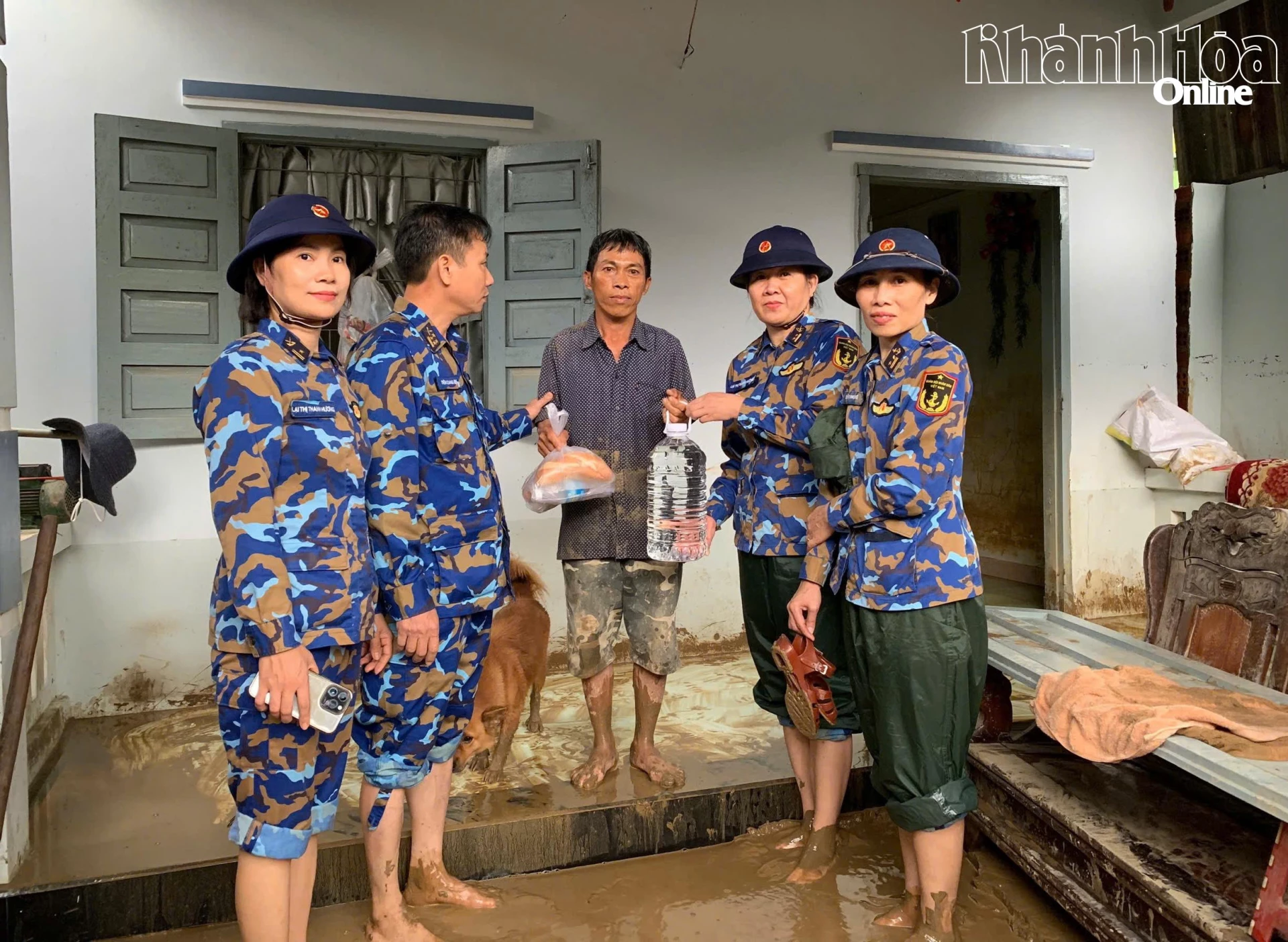 کرنل تیئن کوانگ سو، بریگیڈ کے پولیٹیکل کمشنر اور خواتین کی یونین نے دیان خان کمیون کے لوگوں کو کھانا اور صاف پانی فراہم کیا۔