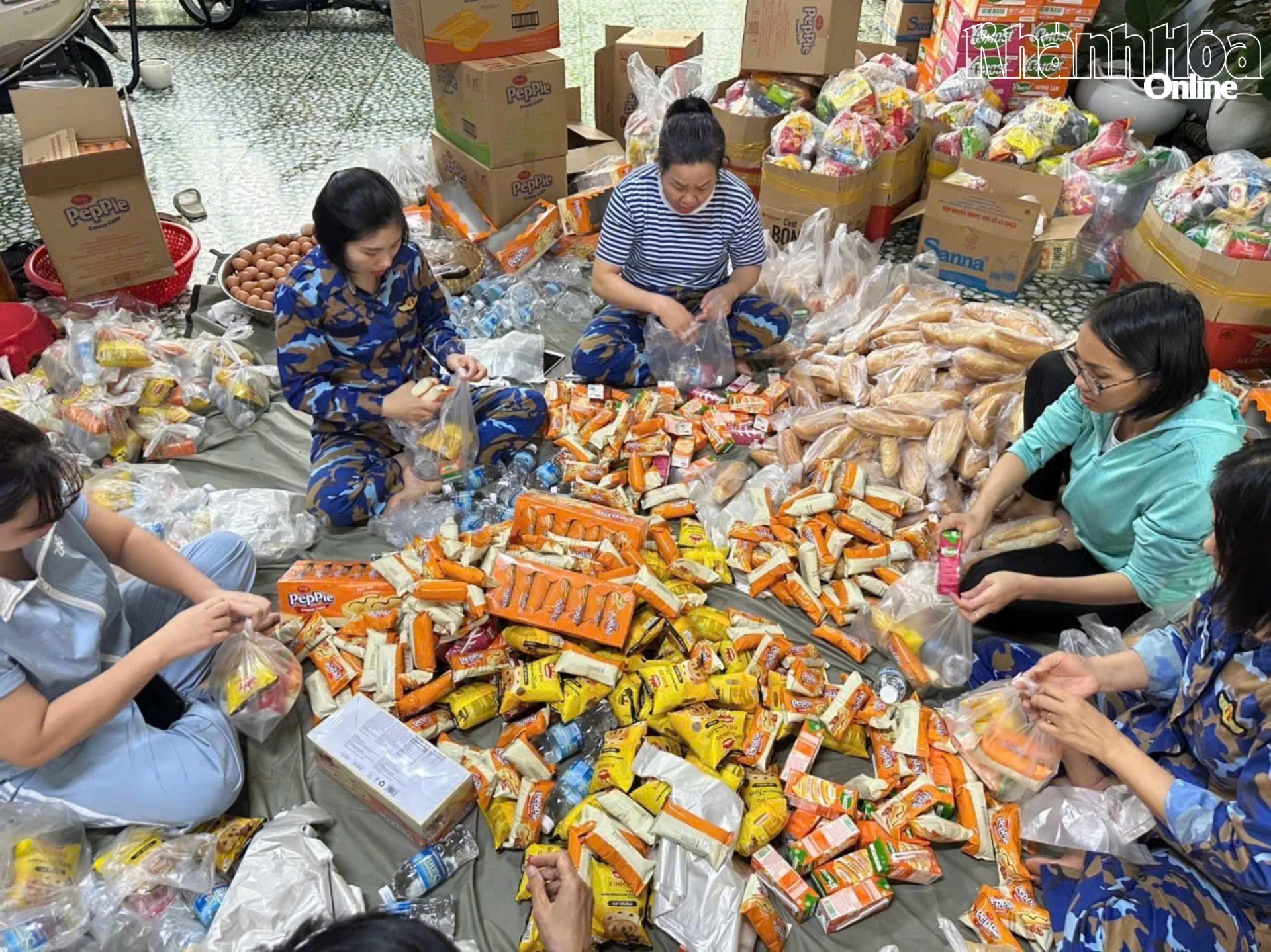 بریگیڈ 957 کی خواتین کی یونین دین خان اور تائے نہ ٹرانگ وارڈ میں الگ تھلگ لوگوں کی مدد کے لیے تحائف تیار کر رہی ہے۔