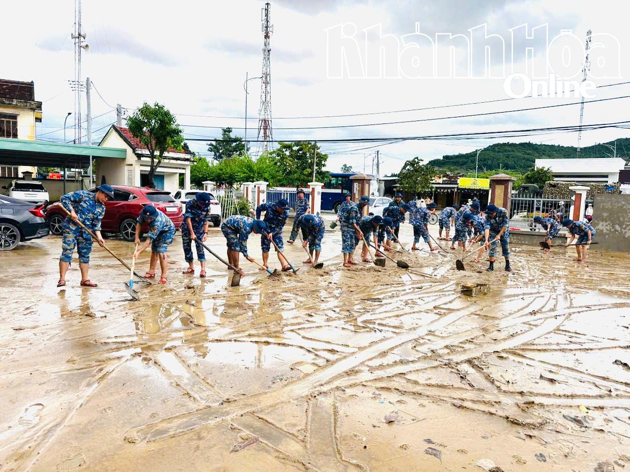 بریگیڈ کے افسران اور سپاہی کیچڑ صاف کرنے میں ڈیین لاک کمیون کی مدد کر رہے ہیں۔