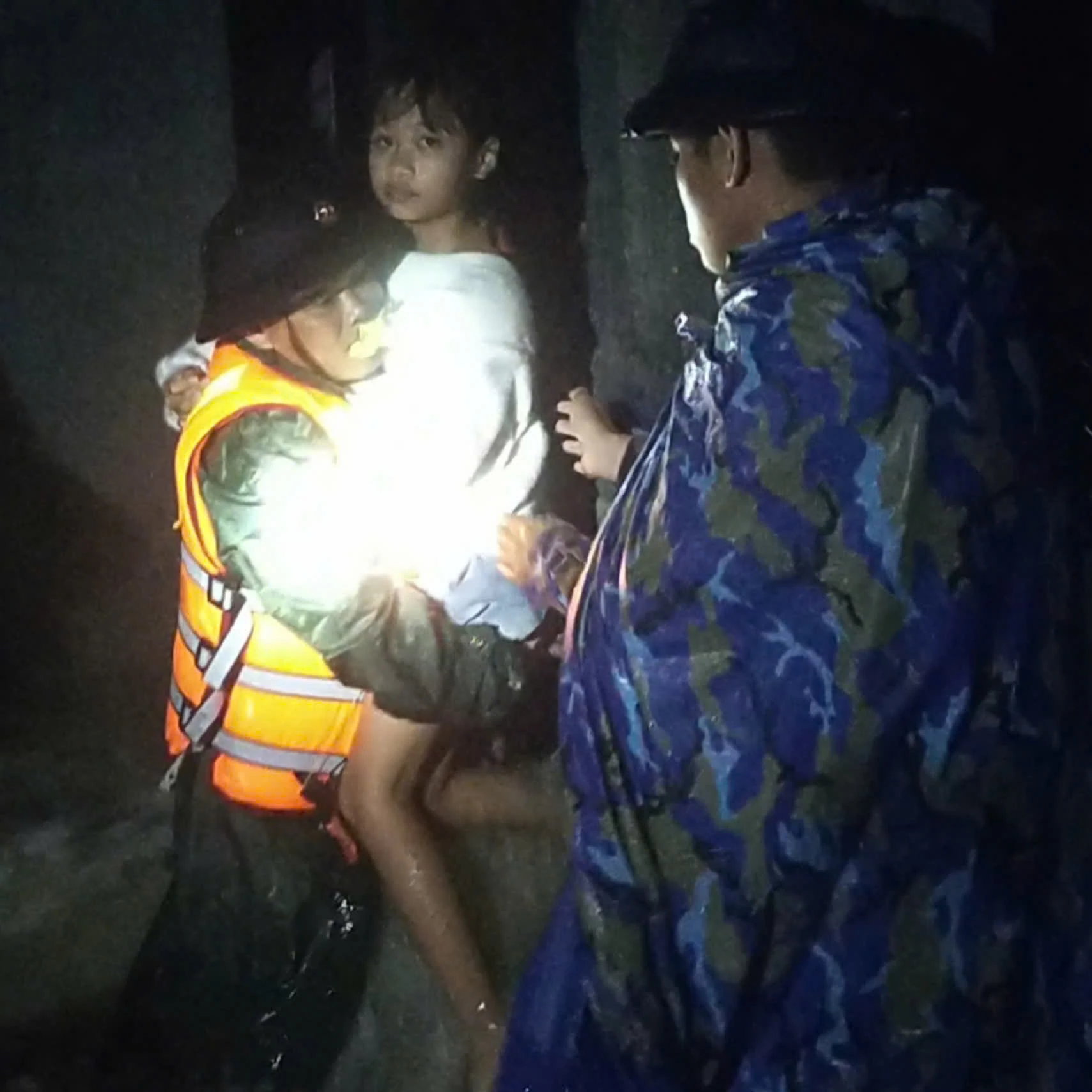 بریگیڈ افسران نے 20 نومبر کی رات ایک بچے کو سیلابی علاقے سے نکالنے میں مدد کی۔