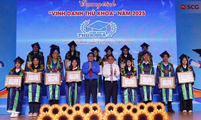 Hơn 50% thủ khoa được TPHCM vinh danh là nữ- Ảnh 4.